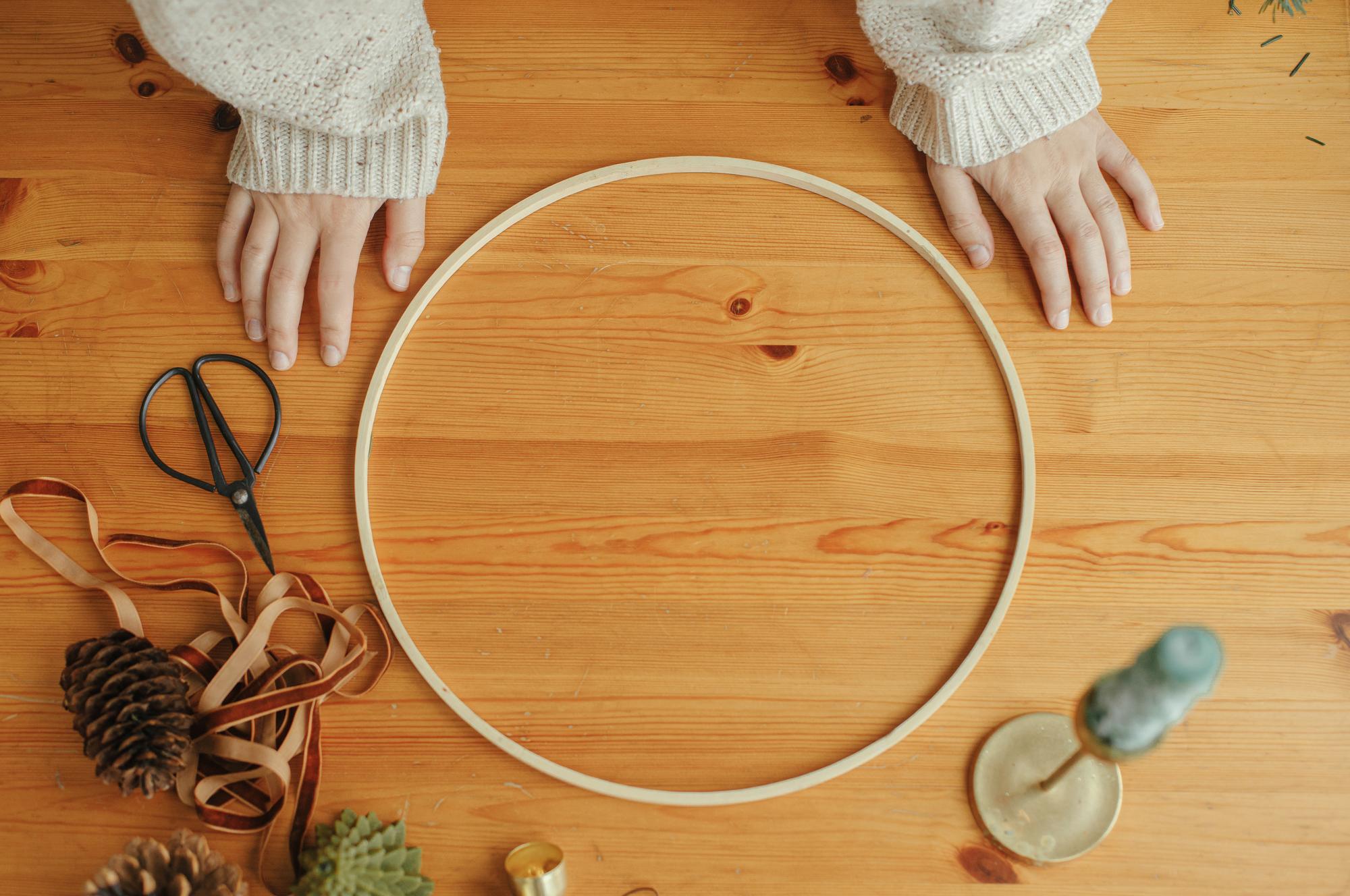 Workshop table with threads and hoops